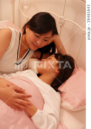 ベッドで添い寝 母親 子育て ベッドで添い寝 母親 子育て 26481643