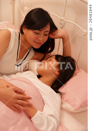 ベッドで添い寝 母親 子育て ベッドで添い寝 母親 子育て 26481644