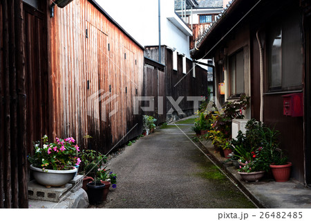 古い町並みの路地 26482485