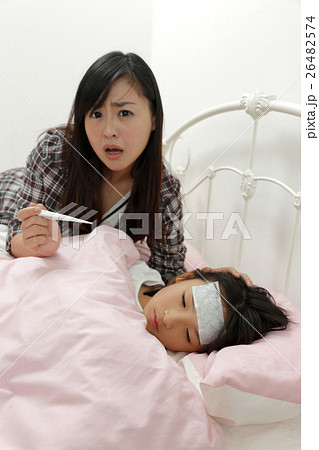 体調不良　少女　看病する母親 26482574