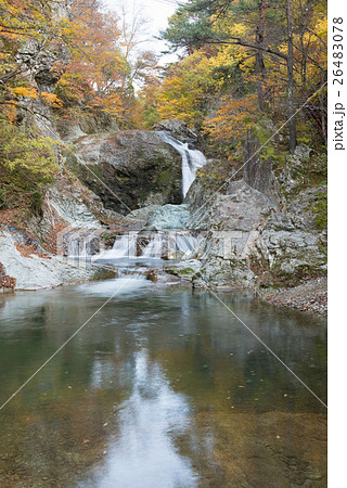 紅葉の関山大滝 26483078