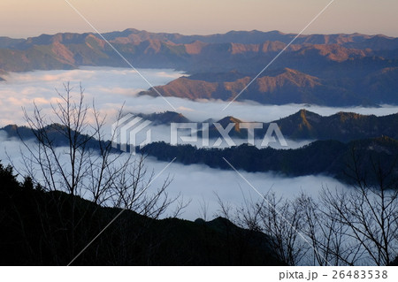台高山脈の雲海(奈良県吉野郡川上村) 台高山脈の雲海(奈良県吉野郡川上村) 26483538