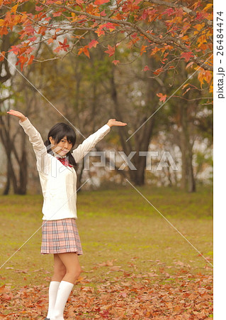 紅葉バックの女子学生 26484474