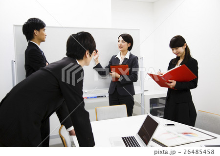 会議　ミーティング　ビジネス　打ち合わせ　プレゼン　オフィス　パソコン　ビジネスマン 26485458