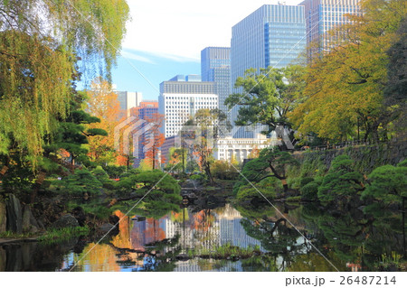 日比谷公園心字池紅葉と丸の内高層ビル 26487214