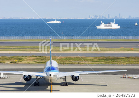羽田空港　旅客機と客船 26487572