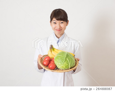 ざるに入った野菜を持つ女性 ざるに入った野菜を持つ女性 26488087