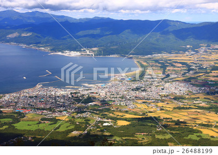 初秋の岩内岳から見る岩内町市街地と岩内港 26488199