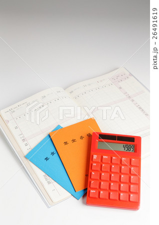 年金手帳と家計簿　やり繰り（四苦八苦）イメージ 26491619