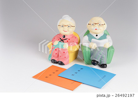 年金手帳と老夫婦 豊かな年金生活イメージ 年金手帳と老夫婦 豊かな年金生活イメージ 26492197