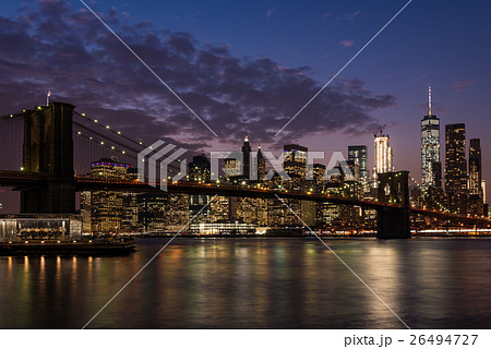 ブルックリン橋とニューヨークの夜景 ブルックリン橋とニューヨークの夜景 26494727