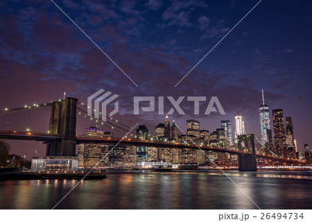 ブルックリン橋とニューヨークの夜景 ブルックリン橋とニューヨークの夜景 26494734