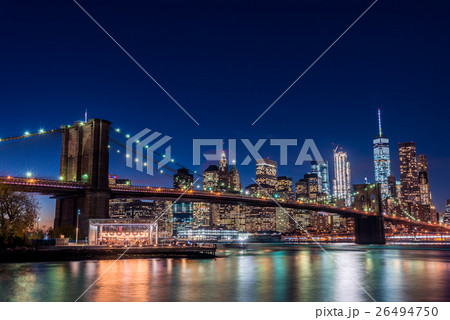 ブルックリン橋とニューヨークの夜景 26494750