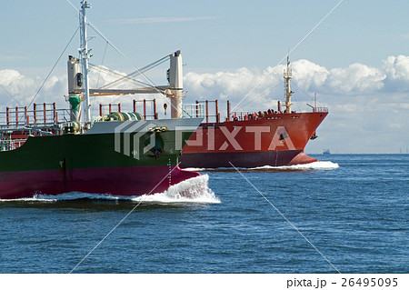 東京湾を航行する二隻の貨物船 東京湾を航行する二隻の貨物船 26495095