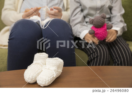 編み物をする妊婦 26496080