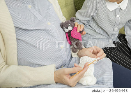 ぬいぐるみでお腹の音を聞く　マタニティーライフ 26496448