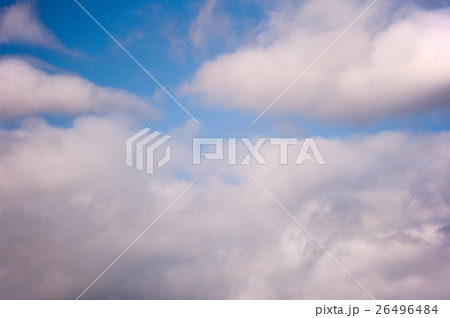 雲の空き間を抜けると向こうは青空 26496484