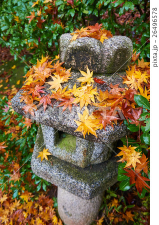 濡れた紅葉と石灯籠 濡れた紅葉と石灯籠 26496578