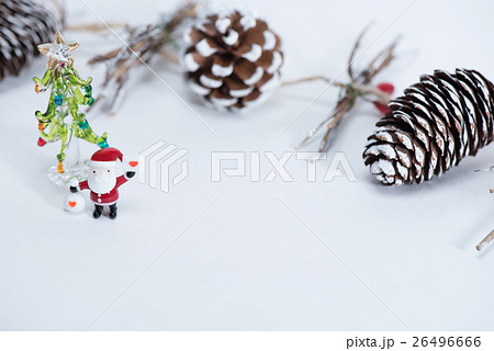 サンタのガラス細工とオーナメントでクリスマスイメージ 26496666