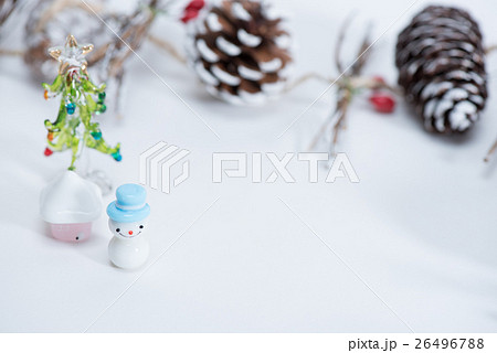 雪だるまのガラス細工とオーナメントでクリスマス  26496788