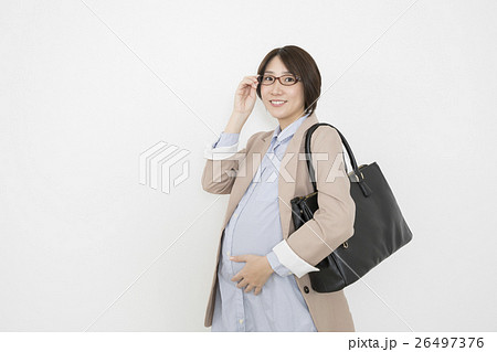 働く妊婦　ビジネスイメージ 26497376