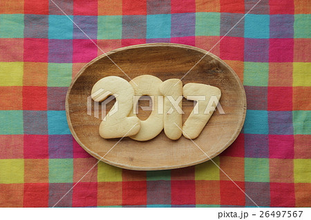 木のお皿に入った2017クッキー 木のお皿に入った2017クッキー 26497567