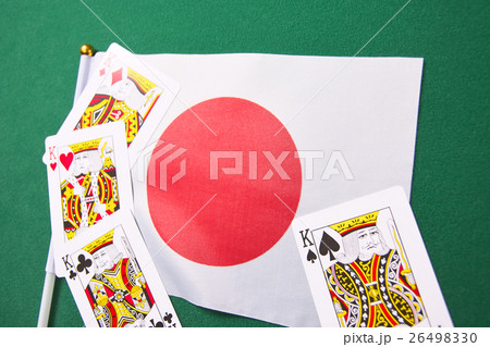 日の丸を囲むトランプのキング 26498330