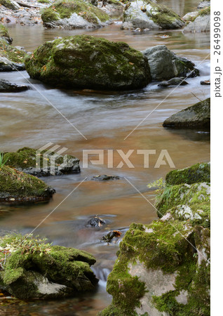 小田深山の紅葉、渓流に映って 26499098