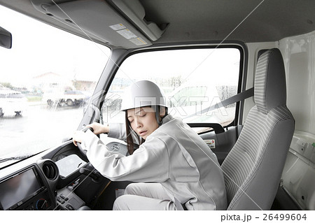 疲れた女性トラック運転手イメージの写真素材