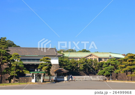 宮内庁庁舎と坂下門 26499968