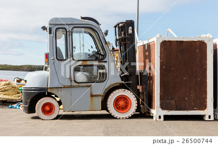 Old counterbalance forklift 26500744