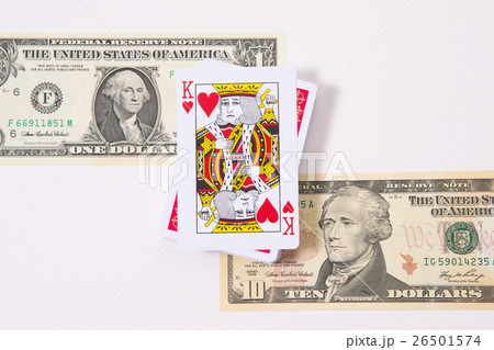 アメリカドル紙幣とトランプ(ハートのキング) アメリカドル紙幣とトランプ(ハートのキング) 26501574