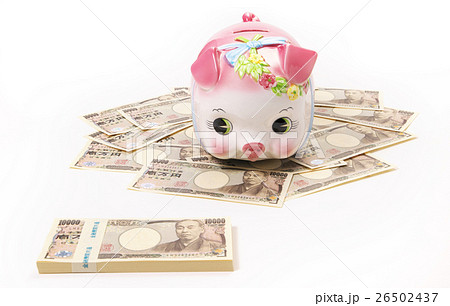 一万円札とブタの貯金箱。 26502437