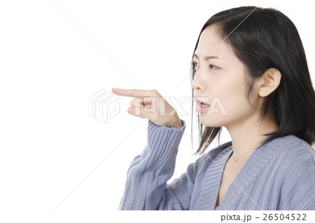 指さしポーズの若い女性 指さしポーズの若い女性 26504522