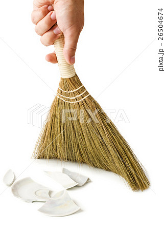 Sweeping broken plate Sweeping broken plate 26504674