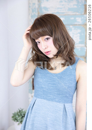 若い女性　ヘアスタイル 26506216