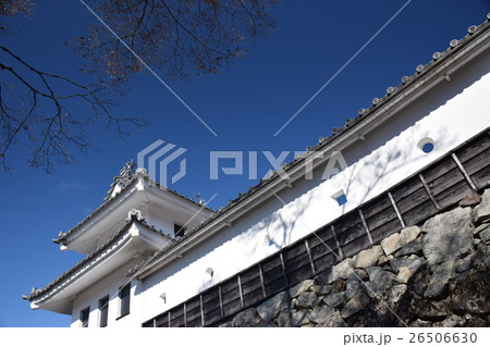岐阜 晴天の郡上八幡城(秋)と城壁 岐阜 晴天の郡上八幡城(秋)と城壁 26506630