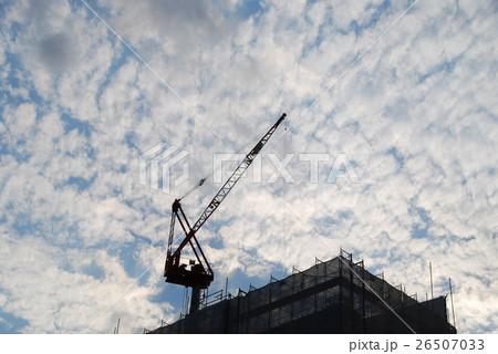 ビル建設中のクレーン ビル建設中のクレーン 26507033