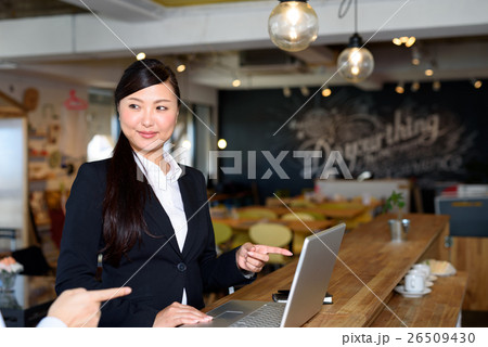おしゃれなカフェのカウンターで仕事をする女性 キャリアウーマン オフィス 会議イメージ おしゃれなカフェのカウンターで仕事をする女性 キャリアウーマン オフィス 会議イメージ 26509430