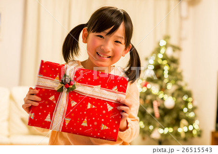 クリスマスプレゼントを持つ女の子の写真素材