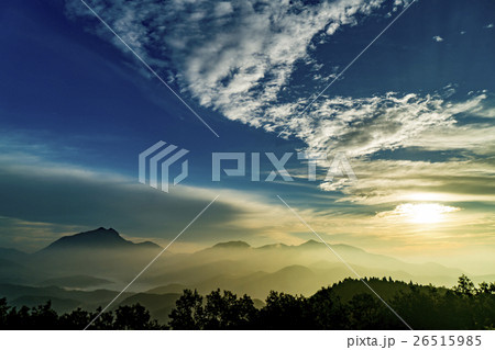 湯布院の夜明　朝霧 26515985