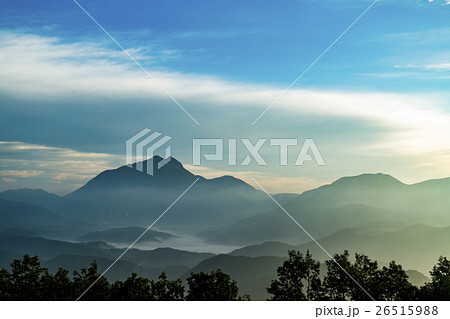 湯布院の夜明　朝霧 26515988