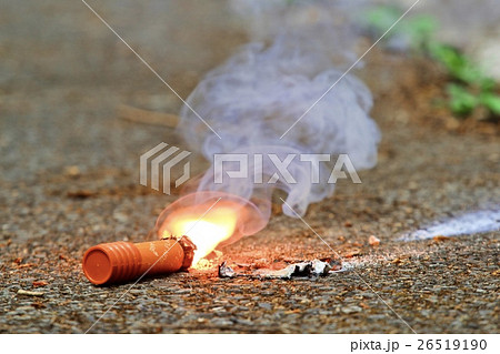 発煙筒を焚く 発煙筒を焚く 26519190