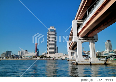新港第一突堤から見るメリケンパークと高速道路 26519444