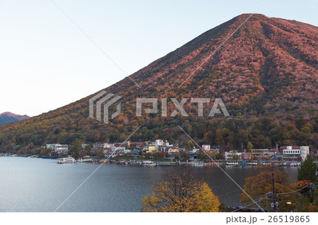 夜明けの中禅寺湖、男体山、栃木県日光市 26519865