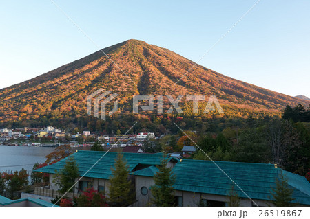 早朝の中禅寺湖畔、銅板葺屋根の旅館と男体山、栃木県日光市 早朝の中禅寺湖畔、銅板葺屋根の旅館と男体山、栃木県日光市 26519867
