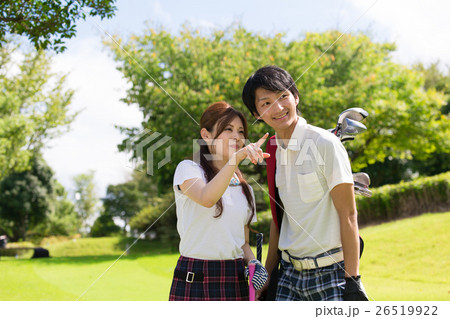 ゴルフ場のカップルの写真素材