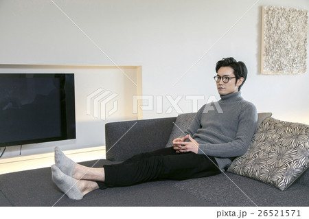 ソファでくつろぐ男性 26521571