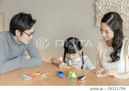 室内でくつろぐ親子 室内でくつろぐ親子 26521706