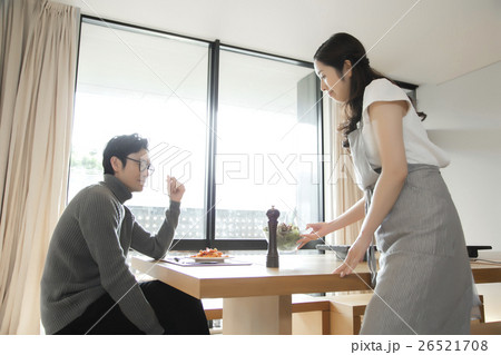 食事の準備をする女性 食事の準備をする女性 26521708